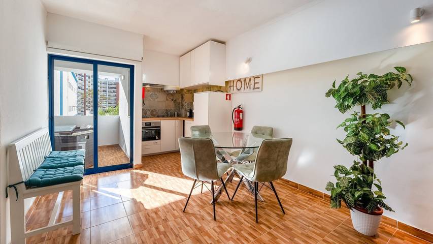 Ganze Wohnung, Ferienwohnung für 4 Personen mit Balkon in Praia da Rocha, Portimão