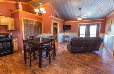 Log Cabin for 4 Guests in Ozark Mountains, Missouri, Picture 4