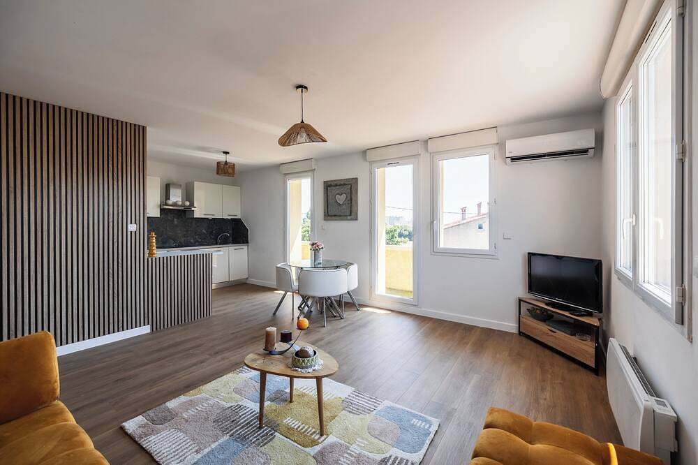 Entire apartment, Apartment close to the beach with a view! in Port-de-Bouc, Istres region