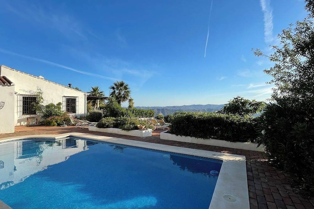 7.600 m2 Grundstück mit privatem Pool und herrlichem Blick über den Vinuela See in Canillas de Aceituno, Cordillera Penibética