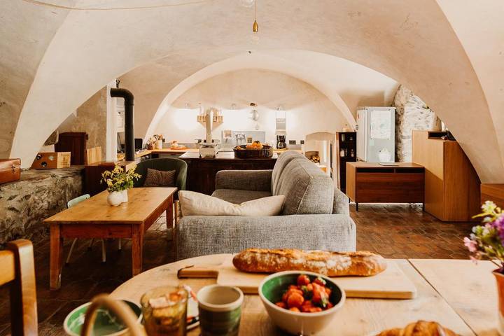 Gîte pour 2 personnes, avec vue et jardin à Entraigues