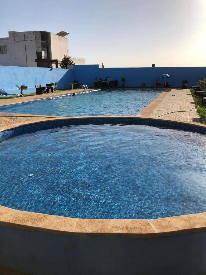 Cottage pour 3 personnes, avec piscine ainsi que terrasse et bassin pour enfant, animaux acceptés dans Ain Cheggag