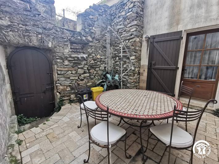 Gîte pour 6 personnes, avec terrasse à Cabrerolles