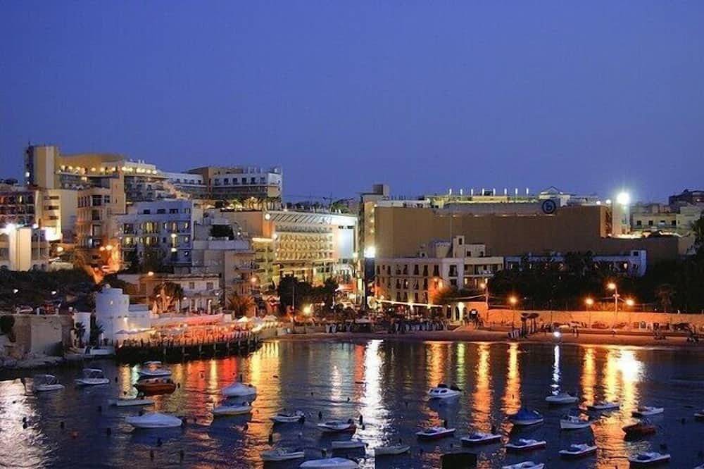 Appartement entier, Vie nocturne mais quartier calme, grande maison moderne, vue sur la baie, jardin, barbecue, parking in Paceville, San Giljan