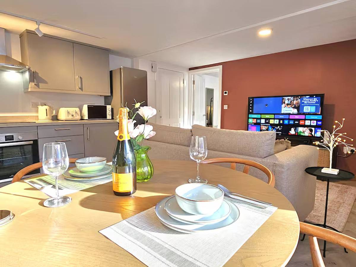 Entire apartment, Stylish and spacious, lower ground floor apartment -Pass the Keys in Shrewsbury, Shropshire