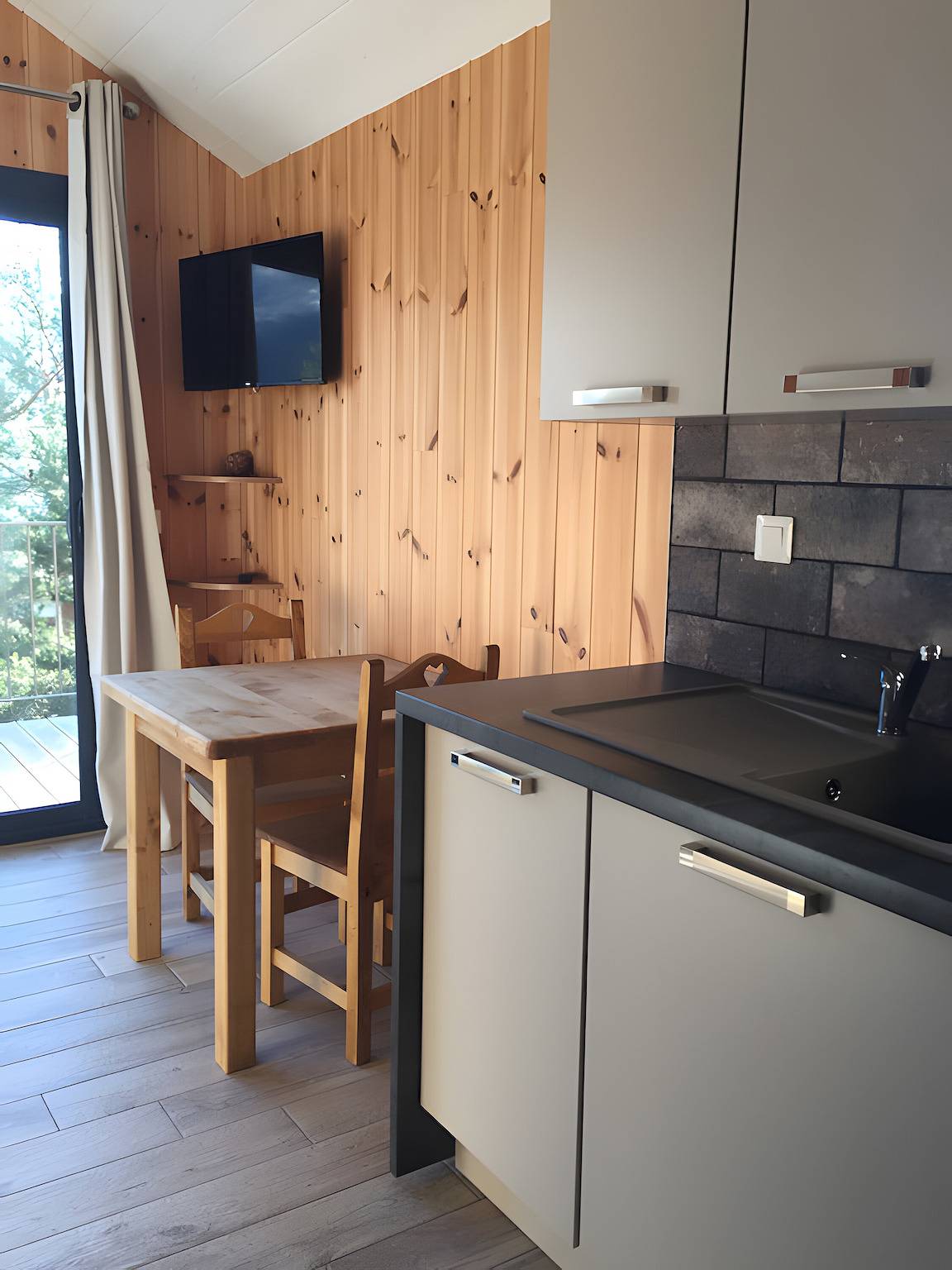 Chalet 'Mini Samsara' mit Bergblick, Balkon und Wlan in Saint-Jean-Saint-Nicolas, Nationalpark Écrins