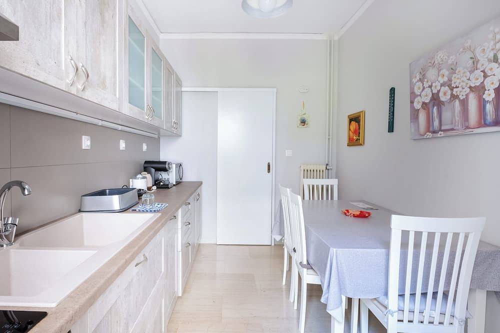 Ganze Wohnung, Charming & Authentic Gem - Walk to Port & Shops! Spacious with two balconies. in Patras, Golf von Patras