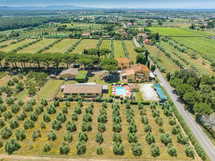Appartamento "Il Pino - Alloro" con piscina condivisa e Wi-Fi in Cecina, Costa degli Etruschi