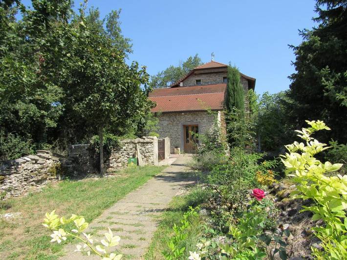 Location de vacances pour 2 personnes, avec Terrasse ainsi que Jardin et Piscine dans l' Isère