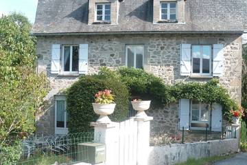 Gîte pour 11 personnes, avec terrasse et jardin dans Sénaillac-Latronquière