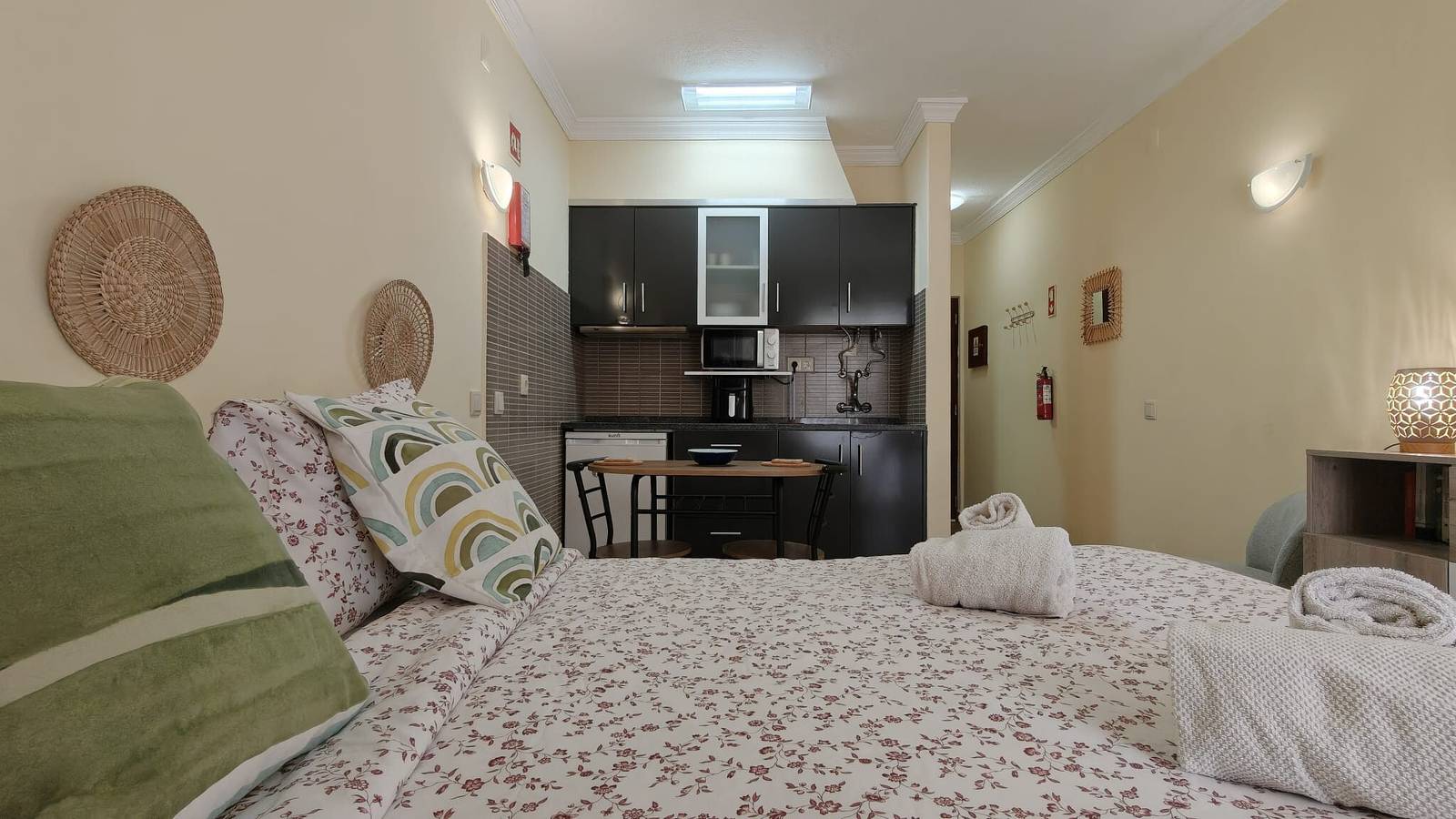Entire apartment, Sunny Albufeira Beach Studio with Wi-Fi, Balcony, and Close to the Beach in Albufeira, Faro District