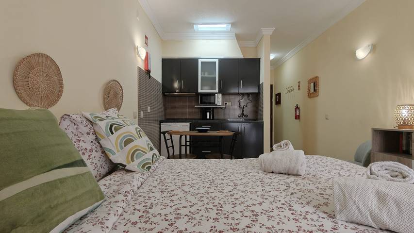 Appartement entier, Studio ensoleillé à Albufeira avec Wi-Fi, balcon et proche de la plage in Albufeira e Olhos de Água, District de Faro