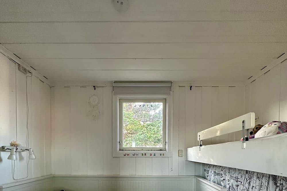 Southern cottage with terrace and magnificent view in Lillesand