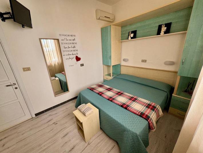 Ferienwohnung für 2 Personen, mit Terrasse und Garten in Miramare