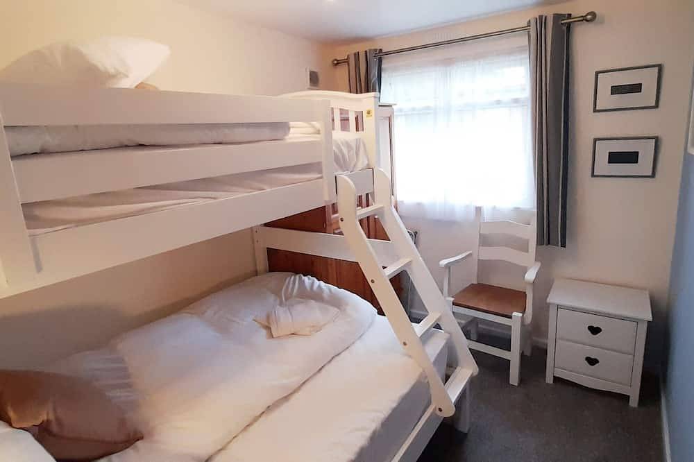 Leafy Corner Chalet. 2 bedroom 4 person Chalet in Dartmouth, Devon