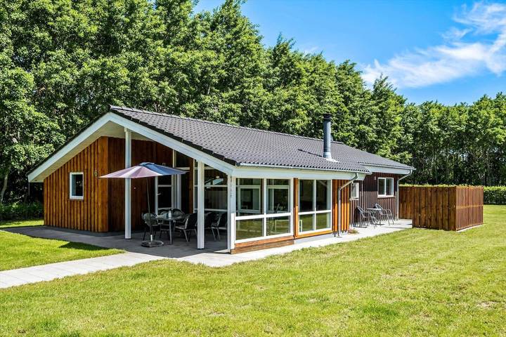 Ferieudlejning for 6 personer, med Jacuzzi og Terrasse såvel som Have og Sauna i Egense