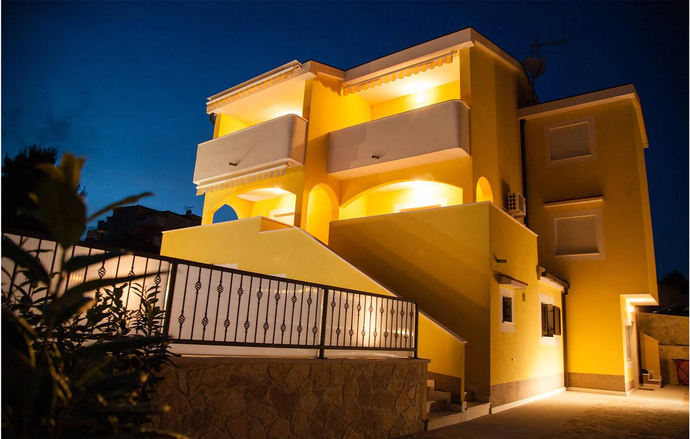 Apartamento vacacional entero, Apartamento con vistas al mar, wifi, aire acondicionado, piscina y terraza in Rogoznica, Condado de Šibenik-Knin