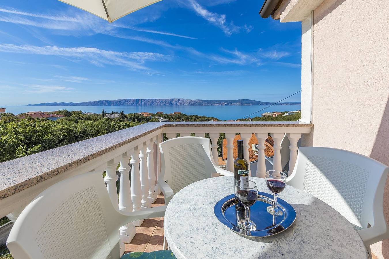 Ganze Wohnung, Mediterranes Apartment nur 470 Meter zum Strand mit Meerblick, Babybett, Grill in Povile, Primorje-Gorski Kotar