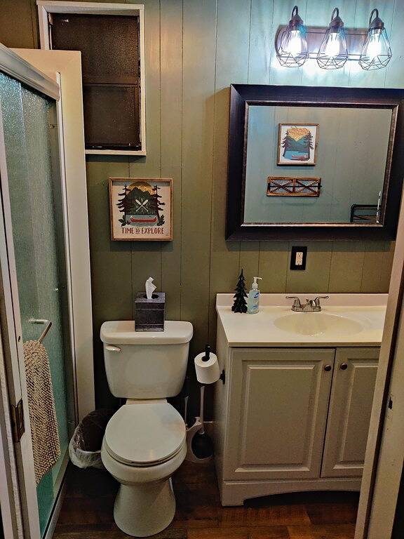 Stay in the Treehouse Lodge! Hot tub, game room, fire place, wrap around porch! in Fontana Lake