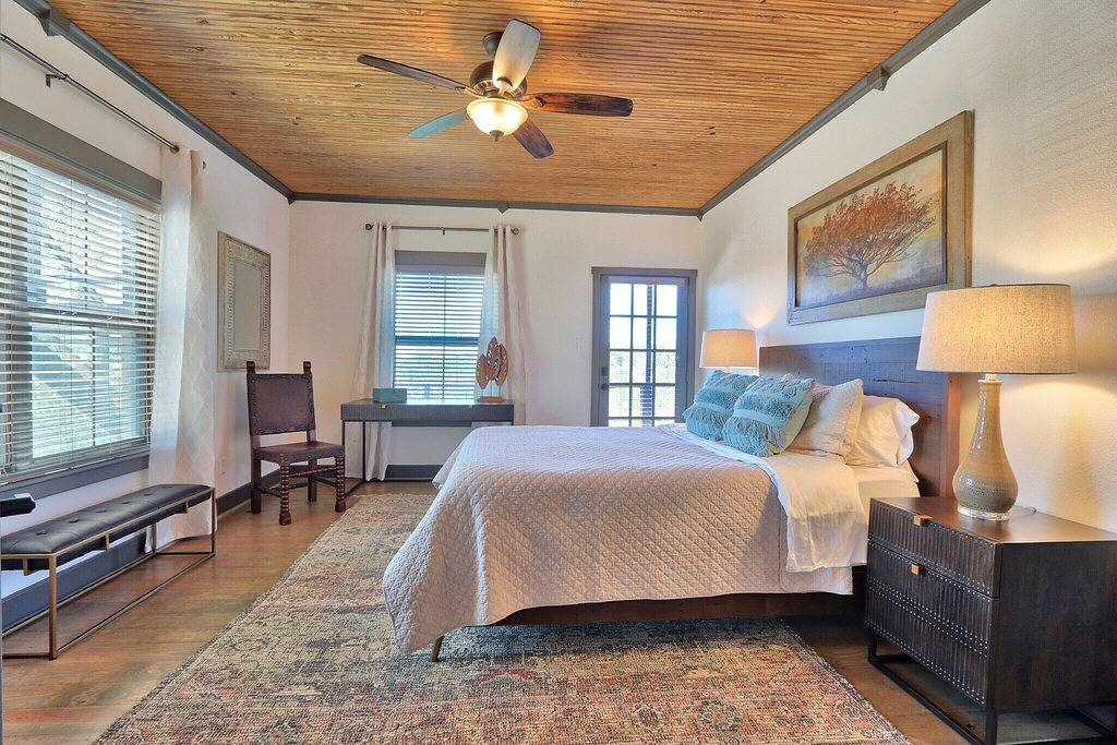 4Br Modern Hill Country Retreat w/ Views, Fire Pit, Sleeps 10 in Wimberley, Hays County