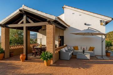 Casa rural para 6 personas, con piscina además de vistas y jardín, Se admiten mascotas en Casabermeja
