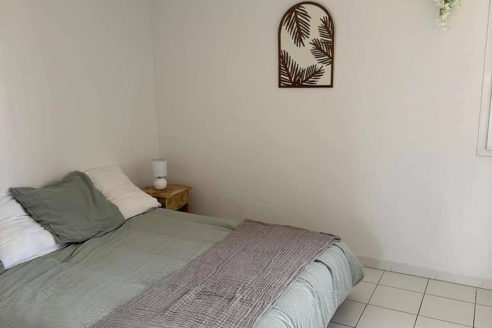 Quiet villa in Provence with private jacuzzi and swimming pool in Saint-Saturnin-lès-Avignon, Vaucluse