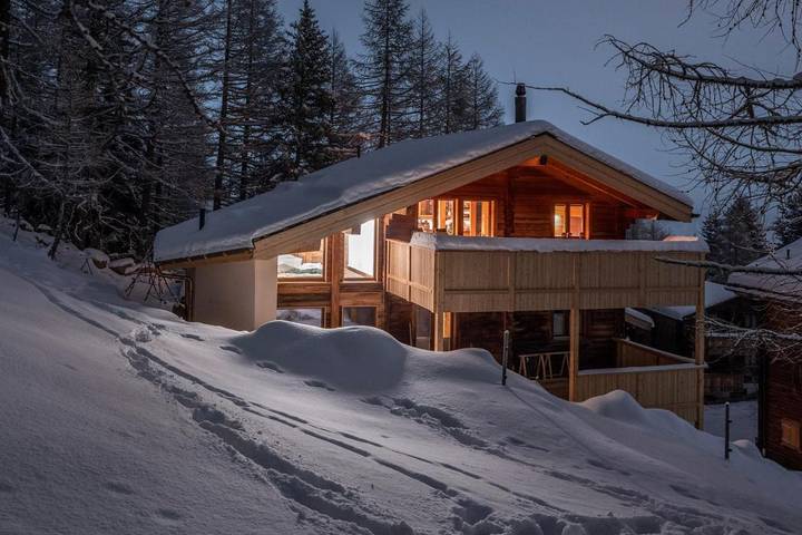 Chalet für 8 Personen, mit Balkon und Whirlpool sowie Terrasse und Garten in Saas-Fee