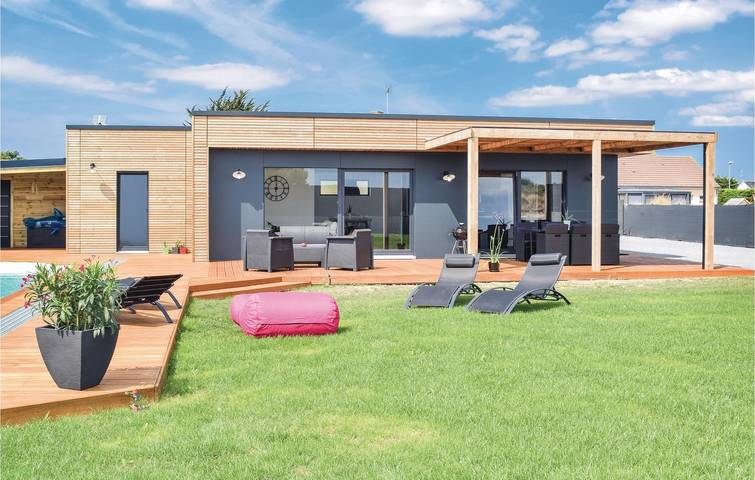 Location de vacances pour 9 personnes, avec terrasse ainsi que jardin et piscine à Créances - 2