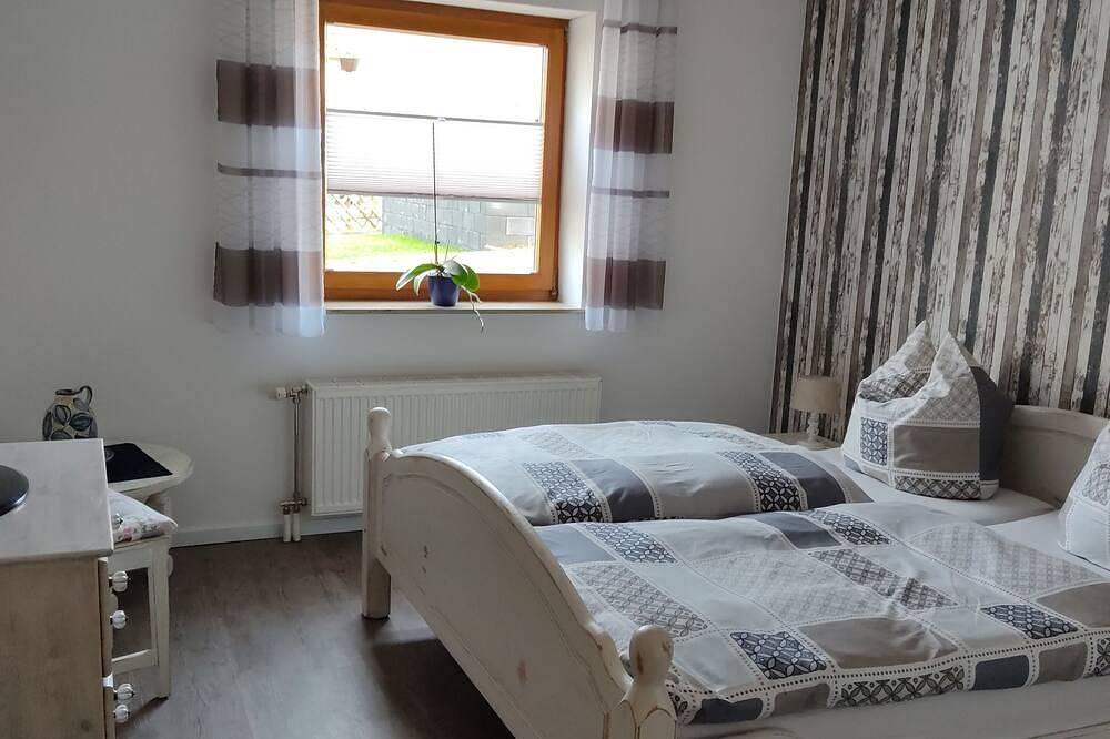Ganze Wohnung, Ruhige  Ferienwohnung  mit schöner  Terasse und  Liegewiese. in Ahrbrück, Ahrtal