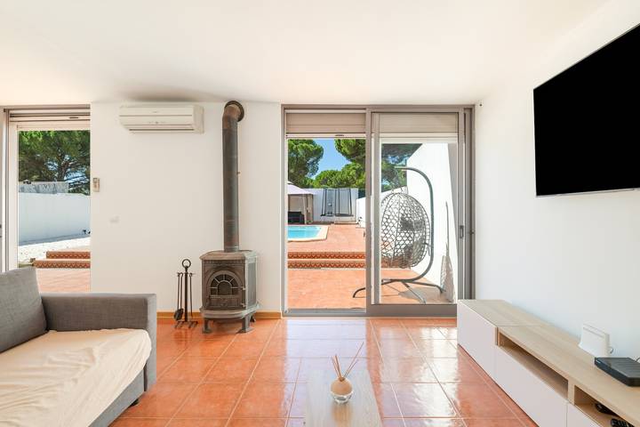 Holiday Home 'The White Villa' with Private Pool, Wi-Fi and Air Conditioning