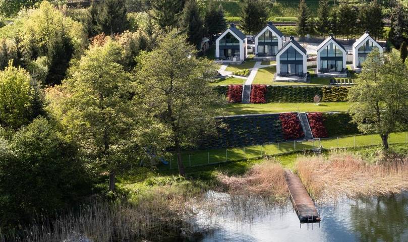 Ferienhaus für 6 Personen, mit Terrasse und Whirlpool sowie Garten und Seeblick