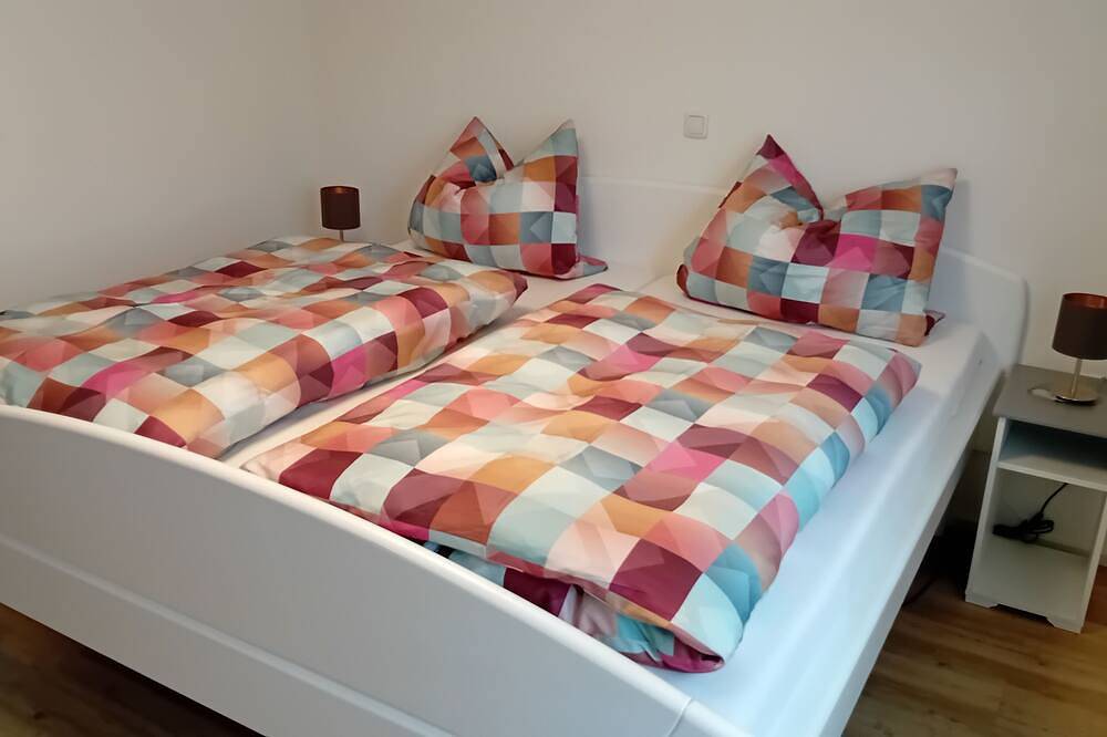Ganze Wohnung, Große Ferienwohnung mit Terrasse (120qm) für bis zu 6 Personen in Memmelsdorf, Landkreis Bamberg