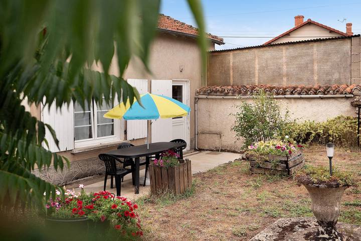 Gîte La Traverse : terrasse privée, jardin privatif et Wi-Fi à Persac in Persac, Vienne (France)