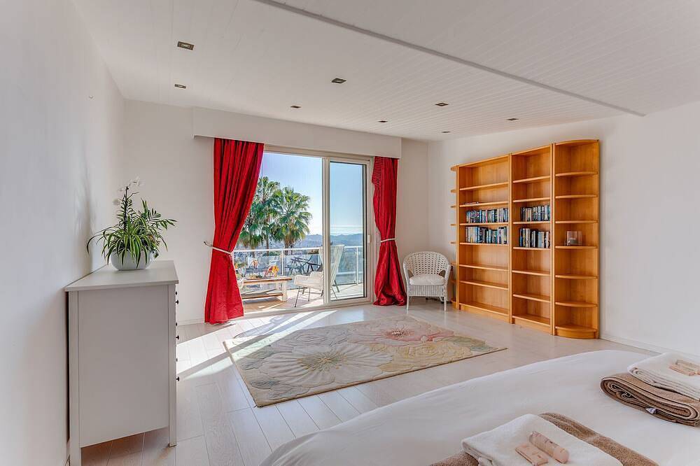 Villa Loupa by Riviera Holiday Homes in La Colle-sur-Loup, Cannes region