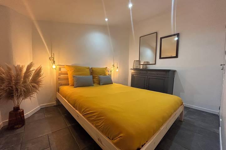 Entire apartment, Mimosa cocoon for 6 people In the heart of the old village in Cotignac, Brignoles region