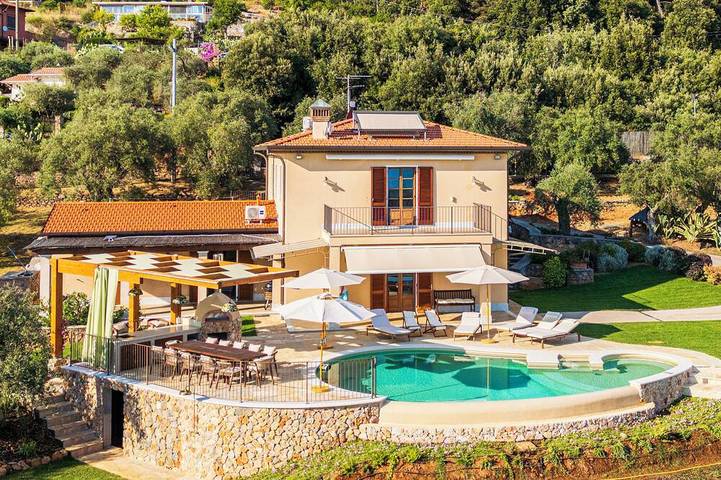 Ferienhaus für 11 Personen, mit Balkon und Whirlpool sowie Garten und Pool in Pietrasanta