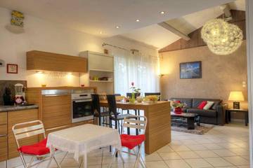 Gîte pour 4 personnes, avec terrasse et jardin dans Auvergne-Rhône-Alpes