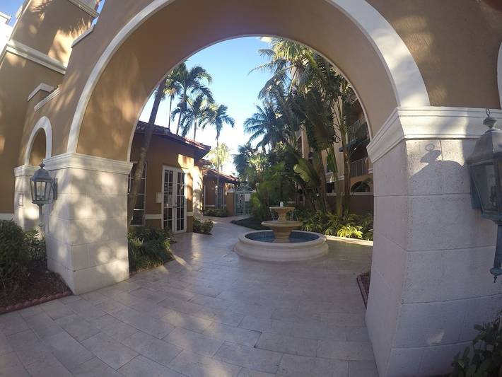 Vacation rental for 8 people, with balcony and pool as well as hot tub in Aventura FL