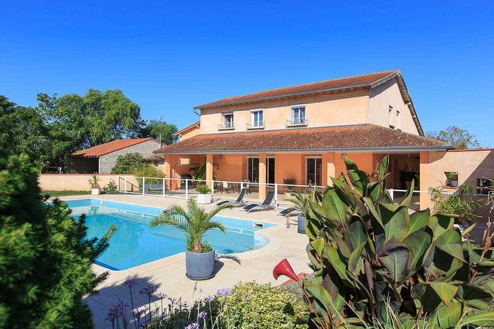 Gîte for 10 people, with terrace and pool as well as garden - 1