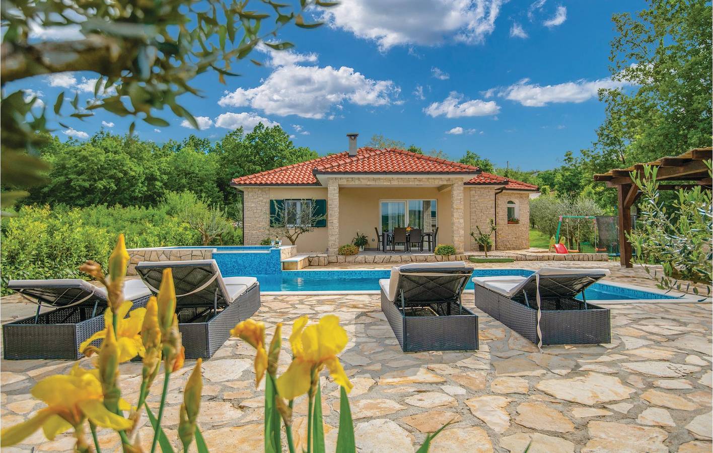 Geräumige 2-Zimmer-Wohnung mit Pool, WLAN und Küche – 2 km vom Fluss entfernt in Imotski, Makarska Riviera