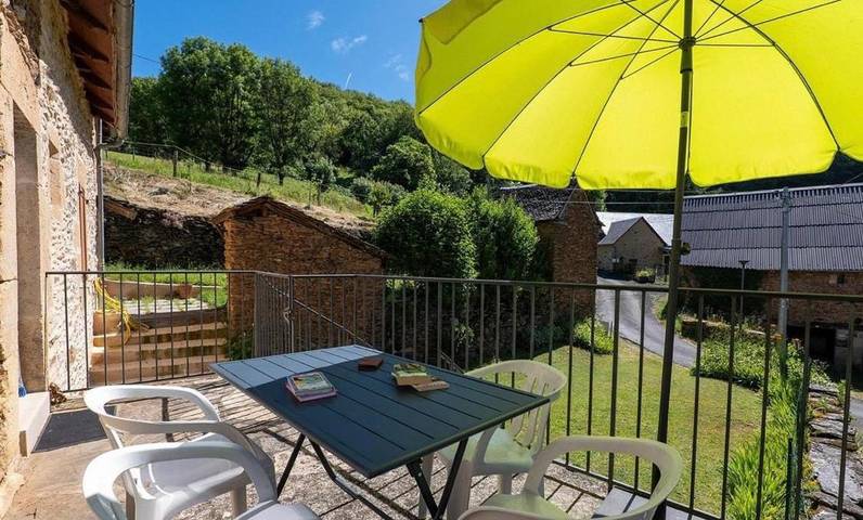Location de vacances pour 4 personnes, avec terrasse ainsi que vue et jardin à Castelnau-de-Mandailles - 4