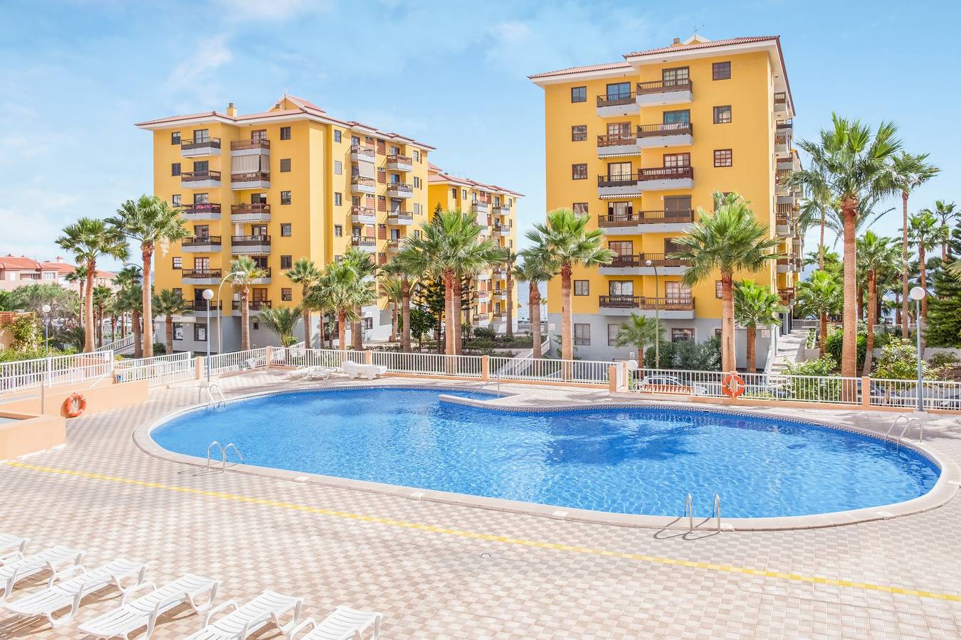 Appartamento intero, Appartamento Superior fronte mare con piscina, balcone, vista mare e Wi-Fi; parcheggio incluso in Punta Larga, Candelaria
