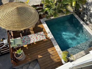 Cottage pour 4 personnes, avec vue ainsi que piscine et jardin à Les Trois-Bassins