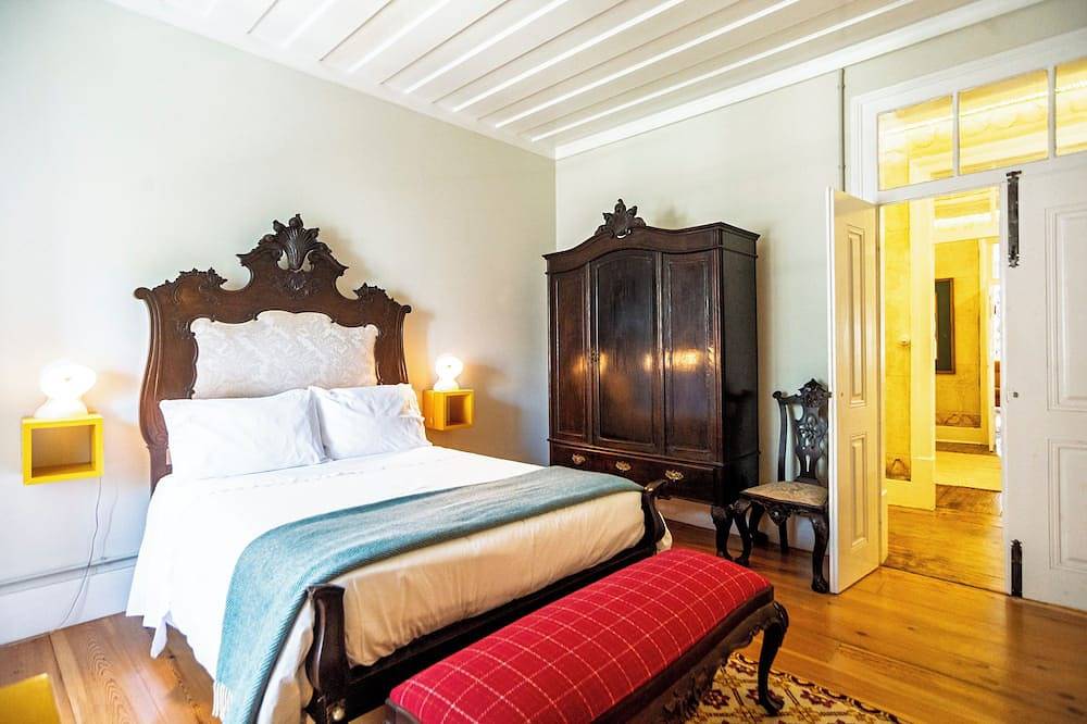 Junqueira Gardens - large restored old house with garden and private pool in Lisbon, Costa de Lisboa