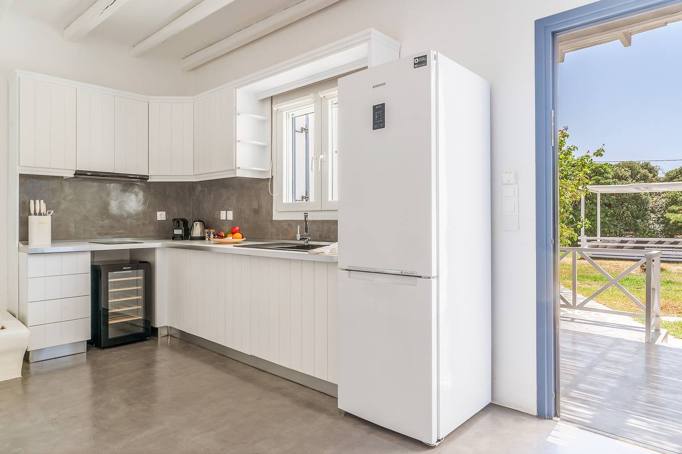 Ferienwohnung in einem Hotel "Ow Andros Luxury Suites 3" mit Bergblick, privater Terrasse und Wlan in Andros