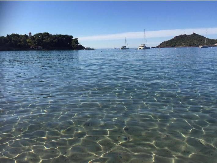 Gîte pour 4 personnes, avec piscine ainsi que terrasse et vue dans Plage de la Baumette - 2