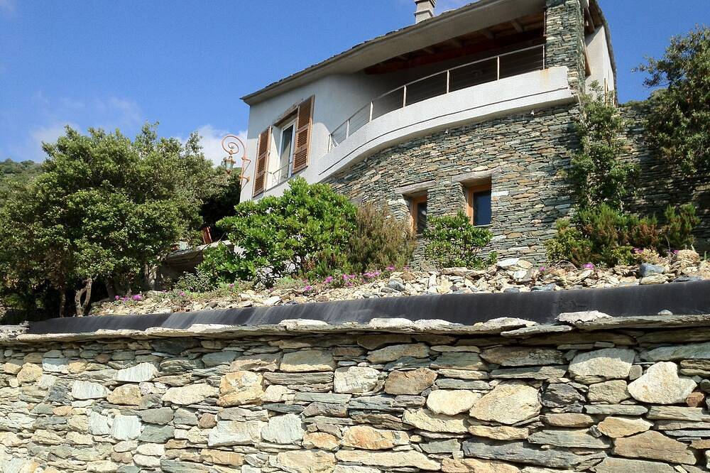 Appartement entier, F2   ,100m de la mer in Canari, Cap Corse