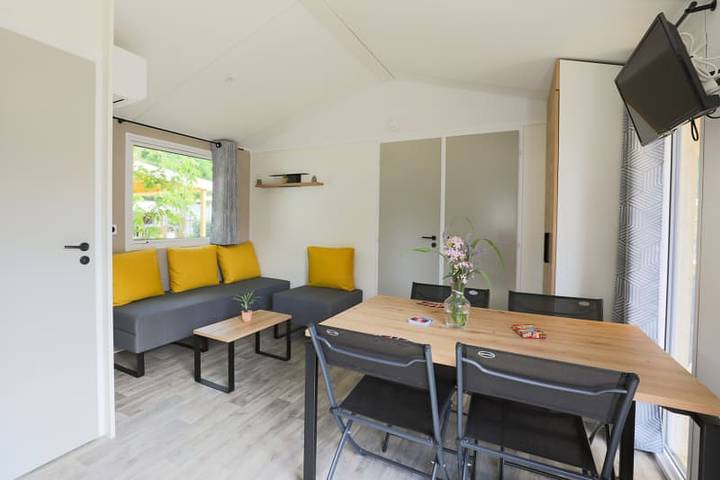 Caravane pour 4 personnes, avec terrasse ainsi que balcon/terrasse et vue sur le lac à Sampzon - 4