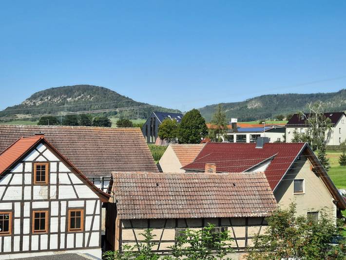Ganze Wohnung, Ferienwohnung mit großer Terrasse und Blick ins Grüne in Gumperda, Saaleland