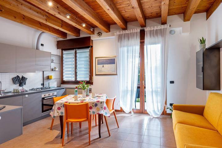 Apartamento inteiro, Apartamento 'Kikosa House' com Terraço Privado, Wi-Fi e Ar Condicionado in Castelnuovo del Garda, Pré-Alpes de Garda